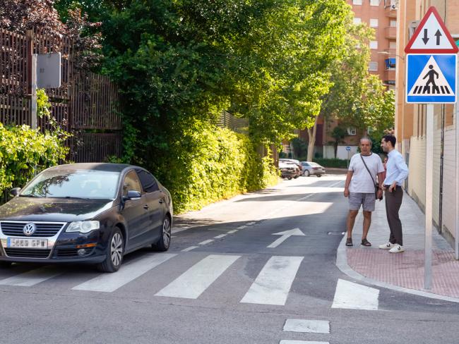 El callejón de la calle Pino es ahora de doble sentido
