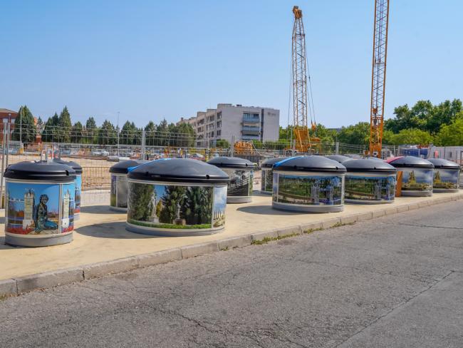 Al final de la calle Zarza se ha creado una gran isleta de contenedores de basura soterrados