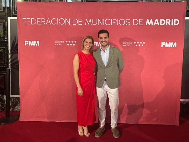 Alejandro Navarro con la presidenta de la Federación de Municipios de Madrid, Judith Piquet