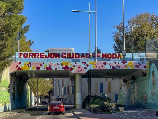 conjunto “Torrejón Ciudad de Moda” compuesto por el mural que hay en el túnel de la Ronda Norte