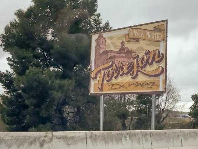 Carteles de entrada y salida de la ciudad ubicados en el Puente de Fronteras, creación de Yarda Madriz