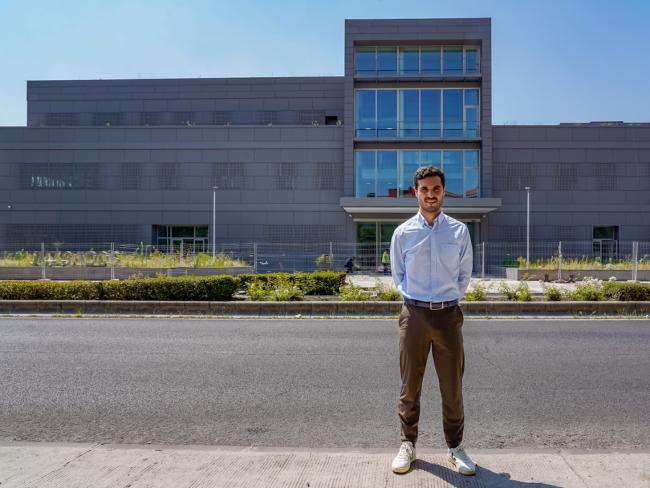 El alcalde ante la fachada del nuevo Palacio de Justicia