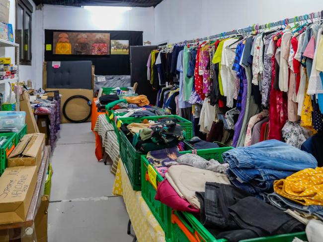 Se pueden encontrar una amplia y variada gama de productos nuevos y de segunda mano, que han sido donados por entidades, empresas y particulares
