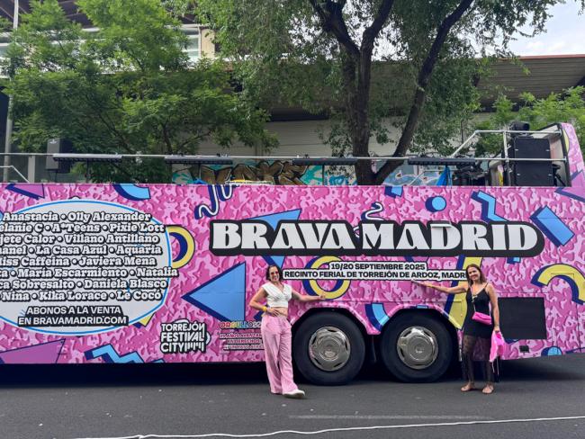 Las ediles junto a la carroza de Brava Madrid