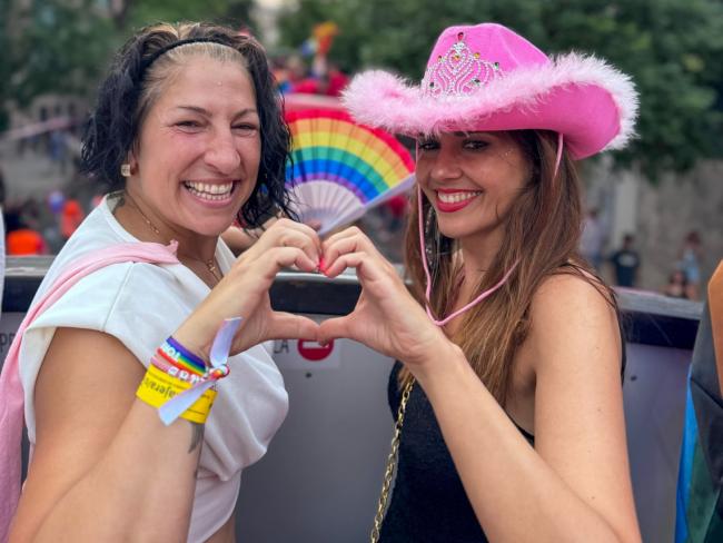 Las concejalas de Igualdad y Turismo participando en el Desfile del Orgullo LGTBI Madrid 2025
