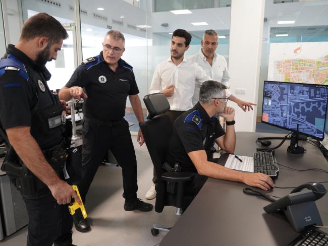 El Gobierno local ha realizado una gran inversión en sistemas tecnológicos de seguridad, mejorando con tecnología pionera el Centro de Control de la Policía Local