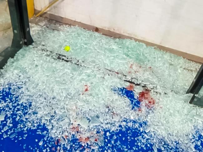 Imagen de la pared de cristal contra la que se golpeó una la persona sufriendo un traumatismo en la cabeza y pierna, mientras jugaba al pádel