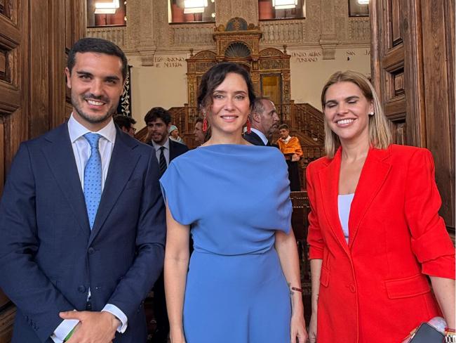 El alcalde, Alejandro Navarro, la presidenta de la Comunidad, Isabel Díaz Ayuso y la alcaldesa de Alcalá, Judith Piquet  