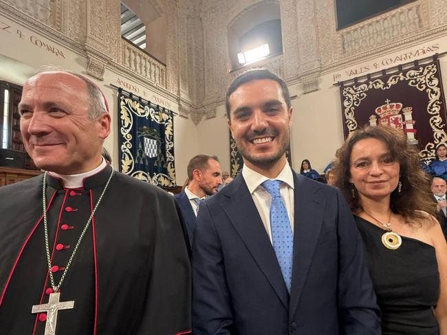 El alcalde de Torrejón de Ardoz con el obispo de la Diócesis de Alcalá, Antonio Prieto, y la viceconsejera de Universidades de la Comunidad de Madrid, Ana Ramírez de Molina  