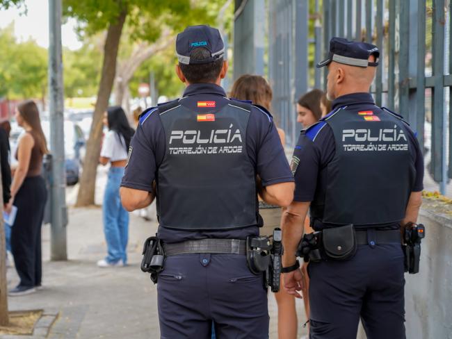 La 1ª fase, presentación e inicio de curso, del 09 al 12 de septiembre. La 2ª fase desde el 15 al 30 de septiembre, y a partir de dichas fechas y con carácter general hasta el final de mes se mantiene un servicio especial en los IES cubriendo entradas salidas y recreos en horario habitual, para finalizar en una 3ª fase que cubre todo el curso con presencia policial en salidas y recreos.