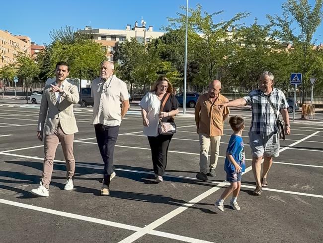 El alcalde, Alejandro Navarro Prieto, y el concejal de Obras, Limpieza Urbana, Administración y Contratación, Valeriano Díaz, han recorrido el nuevo estacionamiento acompañados de vecinos residentes en la zona