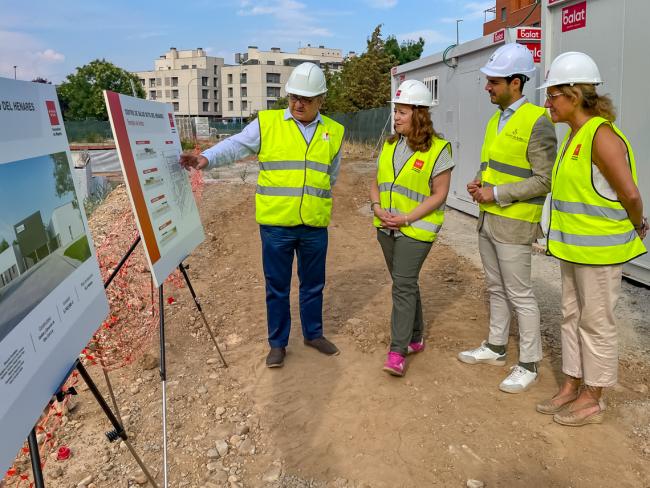El alcalde, Alejandro Navarro Prieto, la consejera de Sanidad de la Comunidad de Madrid, Fátima Matute, visitaron las obras