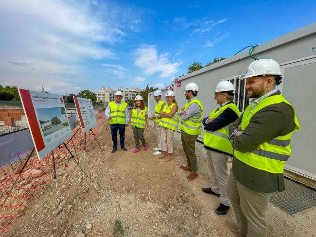 El alcalde, Alejandro Navarro Prieto, la consejera de Sanidad de la Comunidad de Madrid, Fátima Matute, y el concejal de Urbanismo, Vivienda y Juventud, Víctor Miranda, visitaron los trabajos para la construcción del que será séptimo centro de salud de Torrejón de Ardoz