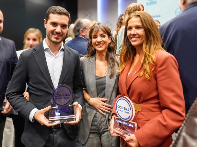 El alcalde de Torrejón de Ardoz, Alejandro Navarro Prieto, y la concejala de Igualdad y Festejos, María Eugenia Gil, con la periodista Esther Vaquero 