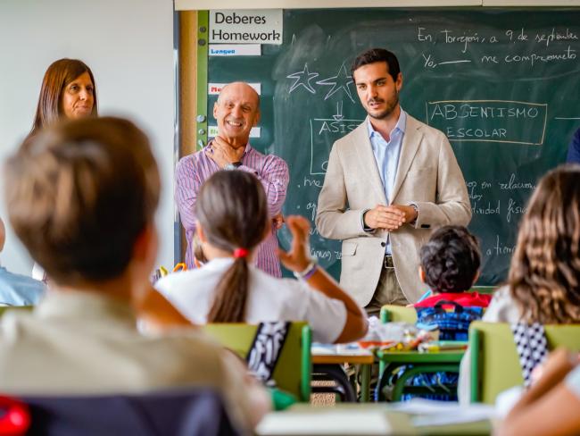 El alcalde, Alejandro Navarro Prieto dirigiendo unas palabras a los alumnos del colegio público Severo Ochoa