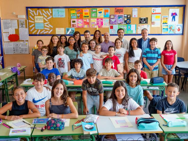 El alcalde, Alejandro Navarro Prieto, el concejal de Bienestar, Educación e Inmigración, Rubén Martínez, han visitado el inicio del curso escolar 