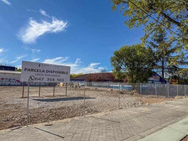 En esta parcela, situada junto a una superficie comercial de gran tránsito, se encontraban dos naves abandonadas ocupadas ilegalmente que se han derribado