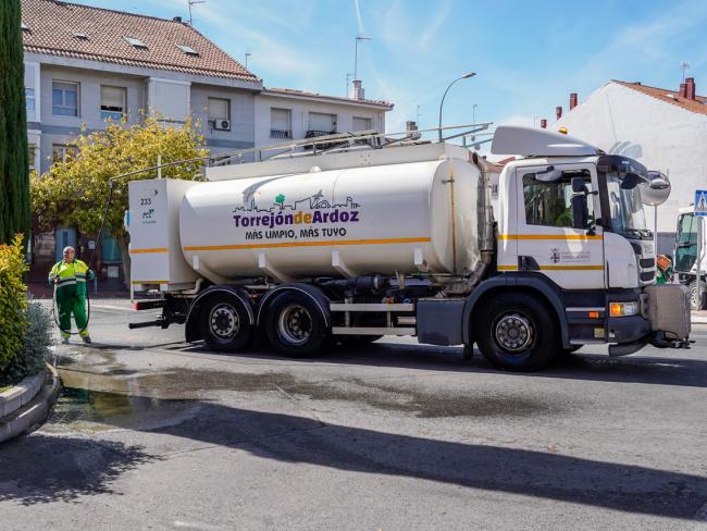 Se trata de una campaña donde el Ayuntamiento suma nuevos recursos humanos y materiales a sus diferentes servicios de limpieza en cada zona de actuación