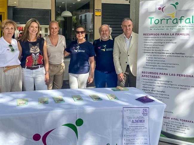 El concejal de Bienestar. Educación e Inmigración, Rubén Martínez, la edil de Mayores y Voluntariado, Ana Verónica González, y la concejala de Sanidad, Carla Picazo, visitando la mesa informativa