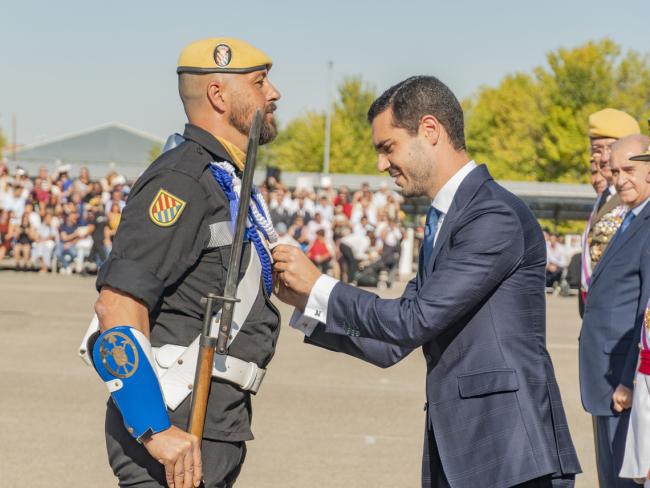 Alejandro Navarro poniendo una de las condecoraciones otorgadas
