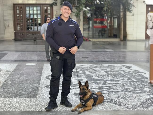 El agente, David Lloris, junto a su perro, Yuma, en el IV Campeonato Nacional de Guías Caninos Alcazaba