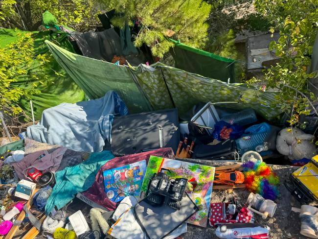 Imagen de la zona del talud de la Ronda Norte, a la altura del barrio de Las Fronteras antes del trabajo de los servicios de limpieza del Ayuntamiento de Torrejón de Ardoz 