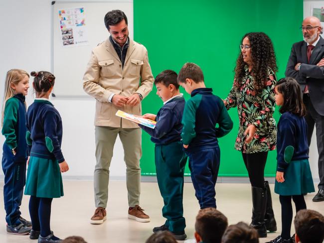Durante su visita, el alcalde intercambió ideas con los estudiantes, escuchó sus propuestas y destacó la importancia de iniciativas como esta