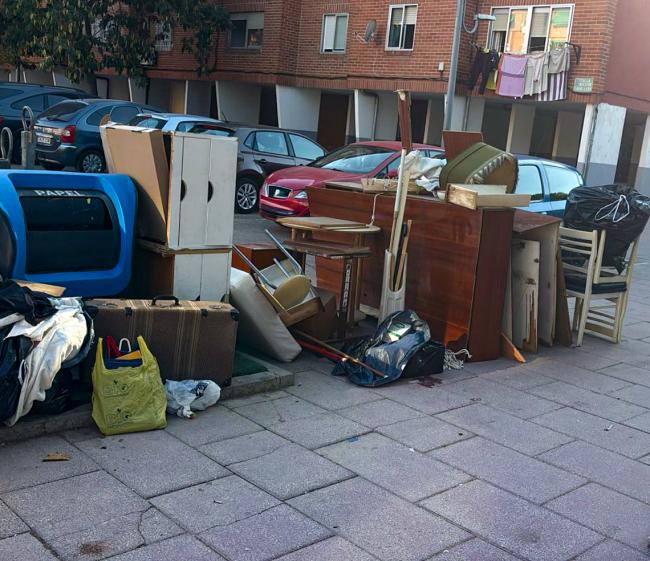 Está prohibido dejar la basura fuera de los contenedores, lo que puede conllevar multas desde 90 euros