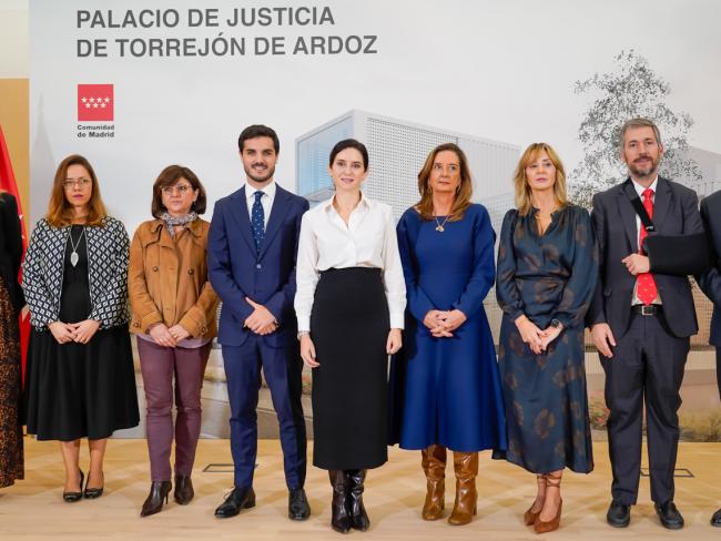 La presidenta de la Comunidad de Madrid, Isabel Díaz Ayuso, el alcalde, Alejandro Navarro Prieto, Miguel Angel García Martín, consejero de Presidencia, Justicia y Administración Local, Aurora de la Cueva, presidenta del TSJ de Madrid en funciones y presidenta de la Sala de lo Social y Almudena Lastra, fiscal Superior de la Comunidad de Madrid, Raquel Rodriguez, juez decana de los Juzgados de Torrejón de Ardoz, y Mónica Arias, fiscal jefa de Área de Alcalá de Henares