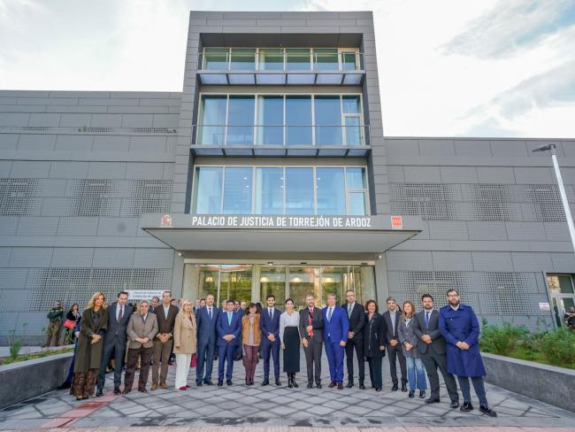La presidenta de la Comunidad de Madrid, Isabel Díaz Ayuso, el alcalde de Torrejón de Ardoz, Alejandro Navarro Prieto, el consejero de Presidencia, Justicia y Administración Local, Miguel Angel García Martín, Aurora de la Cueva, la presidenta del TSJ de Madrid en funciones y presidenta de la Sala de lo Social, Almudena Lastra, fiscal Superior de la Comunidad de Madrid, además de los alcaldes de los 10 municipios que pertenecen al Partido Judicial de Torrejón y miembros de la judicatura y el Gobierno regiona