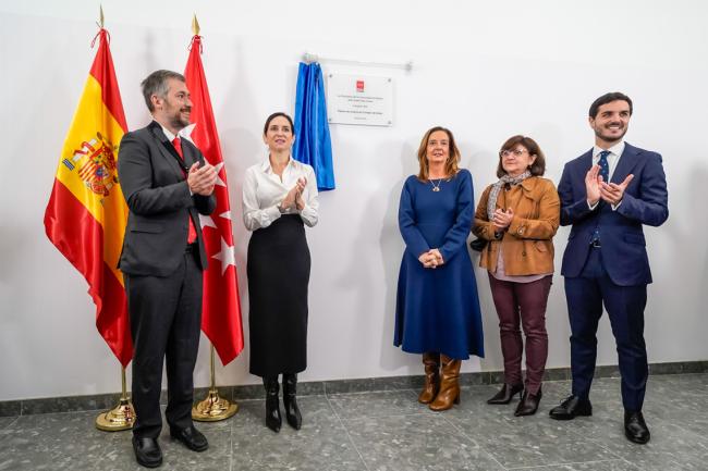 Momento en el que se ha descubierto la placa de la inauguración