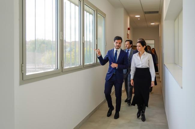 Isabel Díaz Ayuso y Alejandro Navarro visitando el Palacio de Justicia de Torrejón de Ardoz