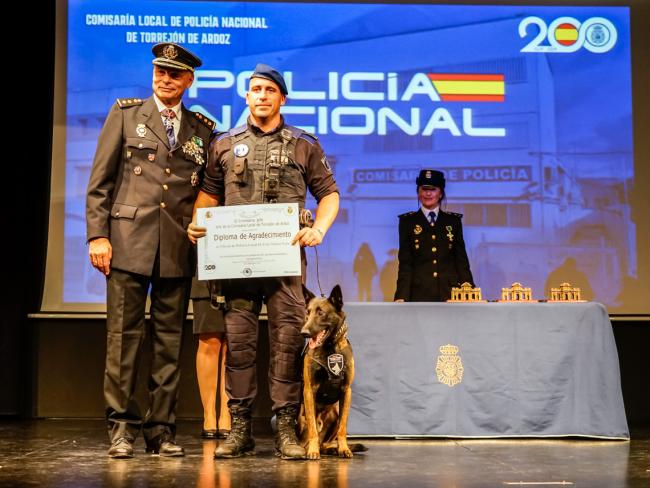 Entre los premiados está el oficial de la Unidad Canina de Torrejón de Ardoz, Iván Solera Vela  