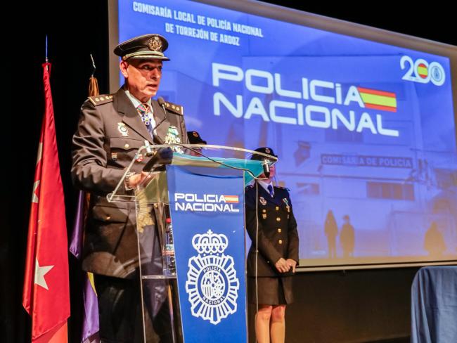El comisario del Cuerpo Nacional de Policía en Torrejón de Ardoz, Juan Ignacio Parreño, durante su intervención en el acto