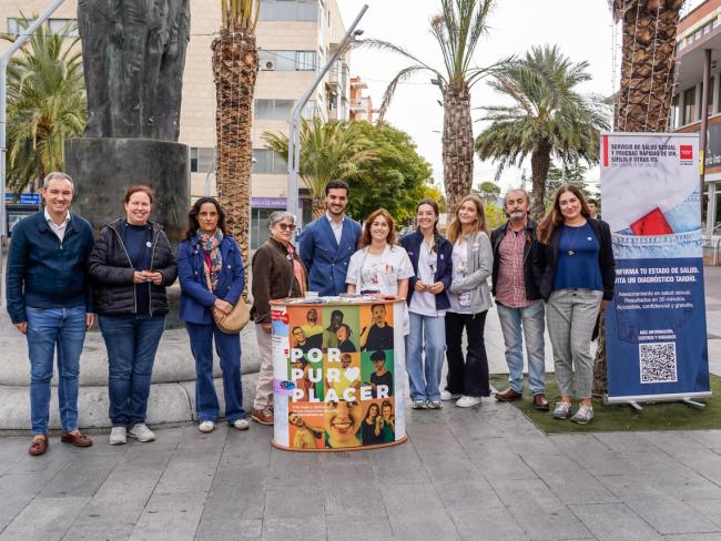 Imagen del stand informativo que ha sido visitada esta mañana por el alcalde, Alejandro Navarro Prieto, y el concejal de Bienestar, Educación e Inmigración, Rubén Martínez