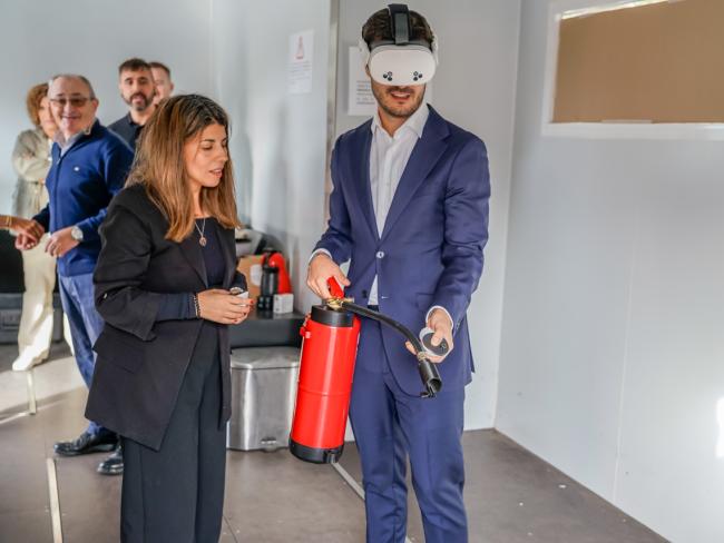 Alejandro Navarro con unas gafas de realidad virtual, probando algunas de las actuaciones llevadas a cabo en la campaña que tiene el objetivo de reducir la siniestralidad laboral 