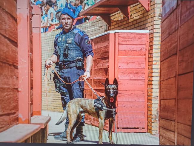 Iván Solera, junto a su perro, en el I Campeonato de Guías Caninos Ciudad de Móstoles