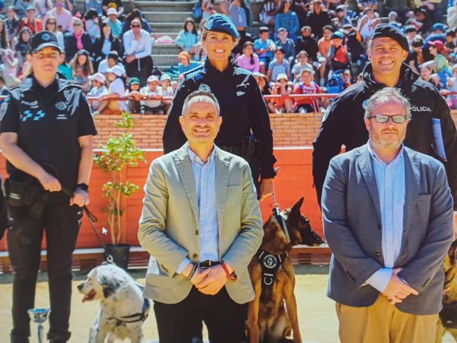 A la derecha, el agente de la Unidad Canina de Torrejón de Ardoz, David Lloris, recibiendo el tercer premio en la prueba de detección de sustancias I Campeonato de Guías Caninos Ciudad de Móstoles