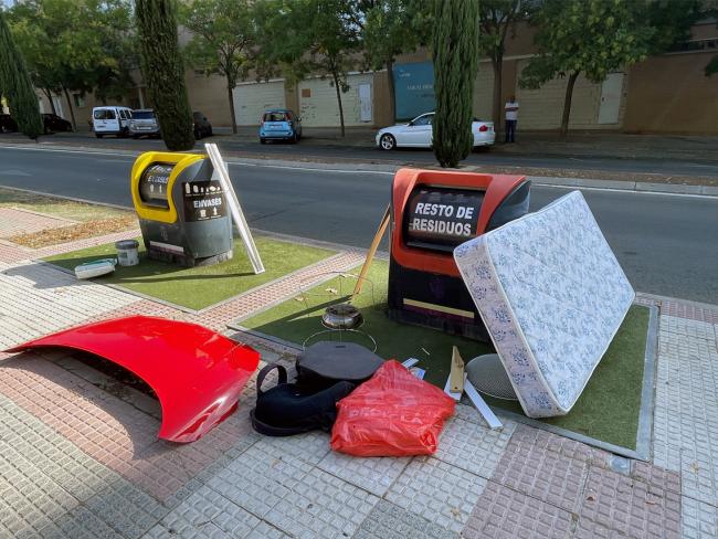 Está prohibido dejar la basura fuera de los contenedores, lo que puede conllevar multas desde 90 euros