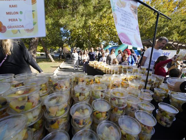 Hubo reparto de fruta para todos los niños y niñas