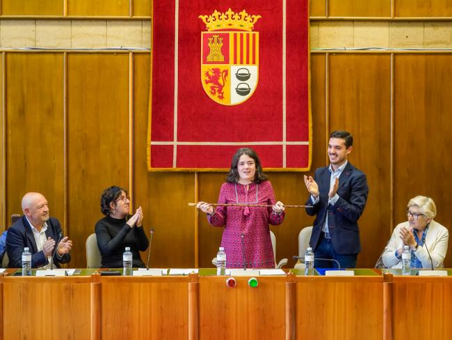 Alcaldesa por un día con el bastón de mando