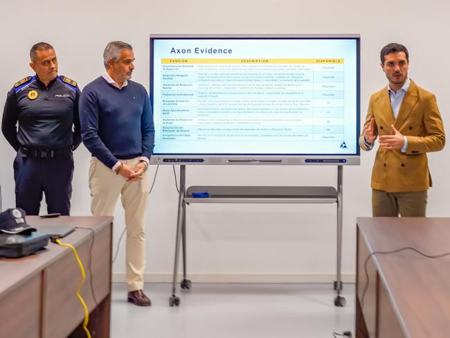 El alcalde, Alejandro Navarro, el concejal de Seguridad, Alberto Cantalejo y el comisario principal, Miguel Parra