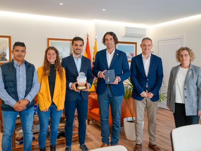 El alcalde de Astillero, Javier Fernández Soberón, el regidor torrejonero, Alejandro Navarro Prieto, y el concejal de Educación, Bienestar e Inmigración, Rubén Martínez, junto a otros representantes de ambas localidades
