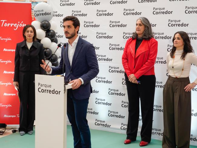 El alcalde dirigiendo unas palabras a los presentes en el acto