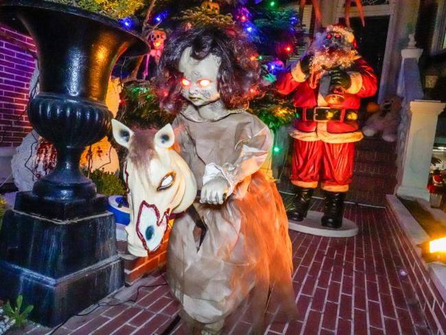 Decoración Halloween de uno de los domicilios particulares: la conocida como Casa del Reloj