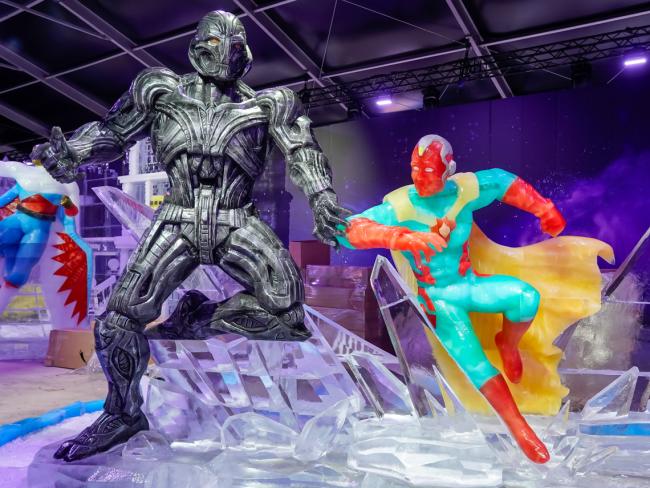 El tema de esta edición es "Héroes y Villanos" y otra de las novedades es el uso de hielo con color que da un aspecto espectacular a las figuras