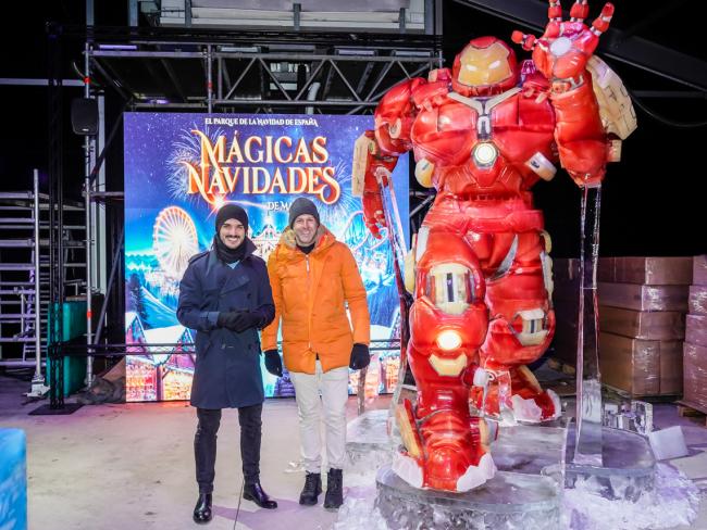 El alcalde, Alejandro Navarro Prieto, y el director del Parque Mágicas Navidades, Rafael González, junto a una de las espectaculares figuras de hielo: Iron Man