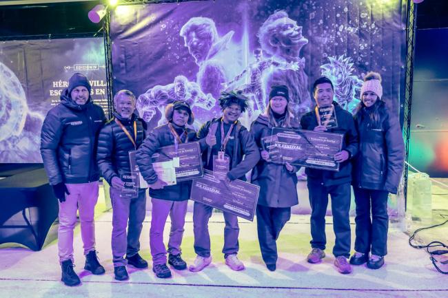 La concejala de Igualdad y Festejos, María Eugenia Gil, y el director del Parque Mágicas Navidades, Rafael González, con los ganadores