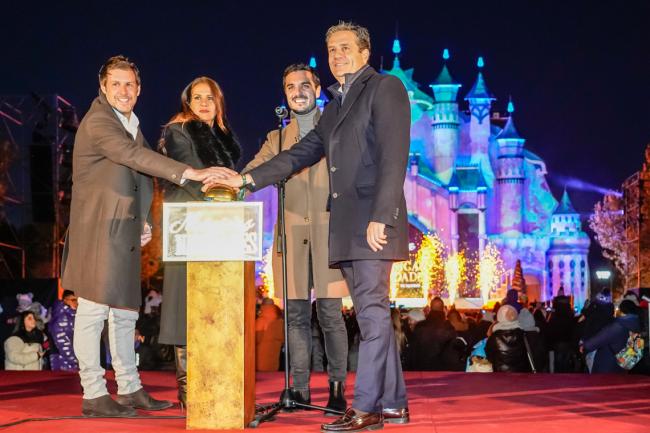 El alcalde, Alejandro Navarro Prieto, la concejala de Igualdad y Festejos, María Eugenia Gil, y el director del parque, Rafael González, dando inicio a la inauguración oficial con la tradicional cuenta atrás 