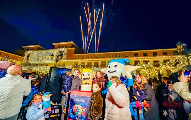 El Alejandro Navarro Prieto, la concejala de Igualdad y Festejos, María Eugenia Gil, y multitud de ilusionados niños torrejoneros